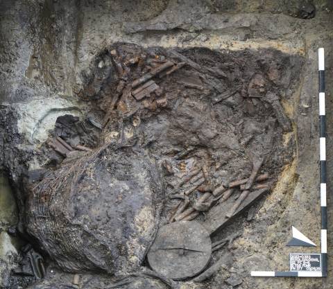 Mensenlijke botten en houten voorwerpen