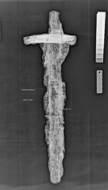Tijdens röntgenonderzoek van het wapen werden de contouren van een inscriptie met de Frankische naam ‘Ulfberht’ op de kling zichtbaar