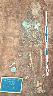 Het opgegraven graf van de jonge vrouw