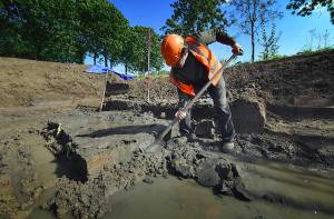 Opgraving waterput bij Houten