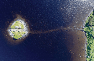 Een crannog in het Loch Bhorghastail die door een stenen pad met het vasteland is verbonden.