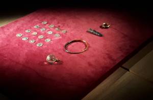 De gevonden munten en sieraden