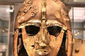  De iconische helm van het grafschip van Sutton Hoom, die vermoedelijk van de zevende-eeuwse koning Rædwald is geweest