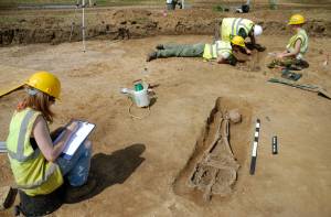 ‘Uitzonderlijk veel’ onthoofde skeletten gevonden op Romeinse begraafplaats in Engeland