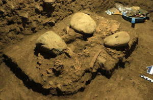 Het skelet van Bessé, gevonden in de grot Leang Panninge op Sulawesi