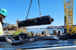 Een van de kanonnen wordt opgetakeld uit de Savannah River