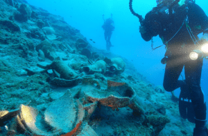 De maritiem archeologen bij de overblijfselen van het scheepswrak