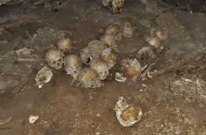 Een aantal van de gevonden schedels, in de grot in Chiapas.