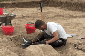 Een van archeologen aan het werk bij de gevonden torso’s
