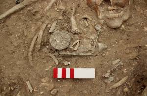Een van de gevonden graven bij Wendover, met daarin onde rmeer een broche en een 'wattenstaafje'