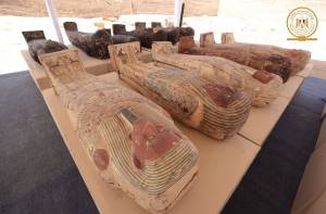 Enkele van de gevonden sarcofagen