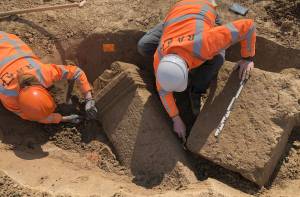Archeologen leggen enkele van de altaarstenen bloot
