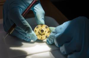 De gevonden gouden broche, die waarschijnlijk uit de zevende eeuw stamt