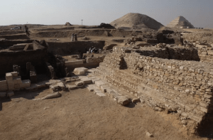 De opgravingssite, de piramide voor koningin Neith