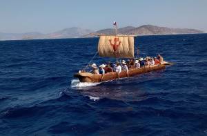 De boot tijdens de oversteek van de Egeïsche Zee