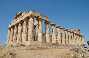 De deels gerestaureerde oud-Griekse Tempel voor Hera in Selinunte, Sicilië.