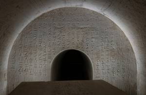 De noordelijke muur van de tombe met de slangenspreuken