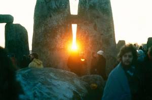 De zonsopkomst bij de Stonehenge tijdens de winterzonnewende van 1985. 