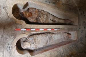 Twee van de mummies, waarvan één met een verguld dodenmasker