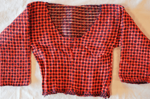 De handgemaakte trui bevat prachtige patronen die typisch zijn voor de Faeröer klederdracht.                      