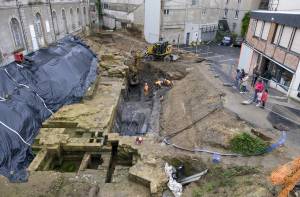 Onder meer dan drie meter aarde ontdekten de archeologen de overblijfselen van de begane grond van het kasteel