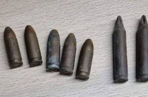 In Westervoort heeft een man tijdens het harken van zijn tuin munitie gevonden