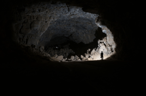 Volgens koolstofdateringen zou de lavatunnel 7.000 jaar geleden al onderdak geboden hebben aan mensen