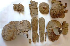 De stukken van het harnas werden ontdekt door een Poolse metaaldetectorist