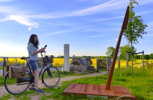 Wanneer je op een van de Archeo Route Limburg locaties bent en hier de app opent, verschijnt er een archeoloog op je telefoon