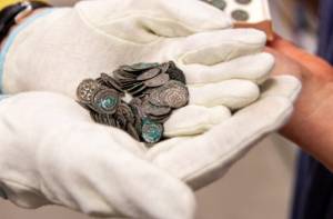 Zilverschat van 170 munten gevonden op middeleeuws kerkhof in Zweden