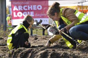 Tijdens de Nationale Archeologiedagen krijgen grote en kleine onderzoekers de kans om archeologische vondsten te bekijken