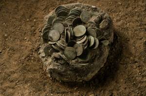 De vondst bestaat uit een mix van verschillende grote zilveren munten, waaronder daalders afkomstig uit het Heilige Roomse Rijk