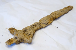 De archeologen hebben bevestigd dat het gaat om de resten van een ijzeren zwaard dat waarschijnlijk tussen 900 en 1050 is gemaakt