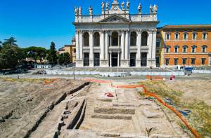 Archeologen hebben in het centrum van Rome de middeleeuwse resten opgegraven van een bouwwerk dat vermoedelijk een pauselijk paleis is geweest