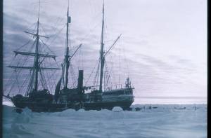 De Endurance in 1915 bij Antarctica.