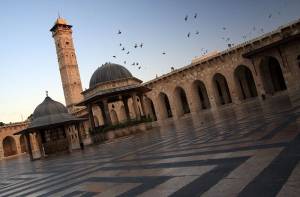 De Grote moskee van Aleppo is vernield door het conflict in Syrië.