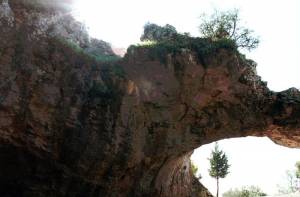 De grot Vela Spila in Kroatië. Beeld door Roberta F. via Wikipedia.