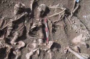 Enkele skeletten van de afgeslachte Vikingen.