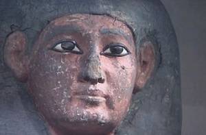 De Egyptische lijkkist blijkt 1.000 jaar ouder dan het lijk dat erin ligt.