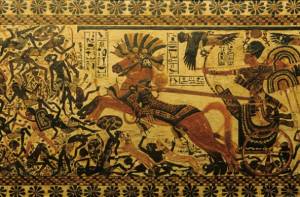 Een beschilderde doos uit de tombe van Toetanchamon beeld de farao op een strijd