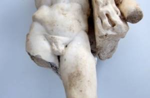 Het opgegraven, hoofdloze standbeeld van Hercules.