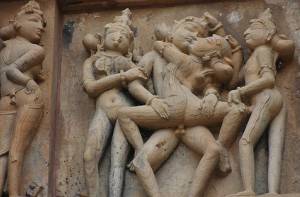 Erotische afbeeldingen bij de Khajuraho tempels. Foto - Nagarjun