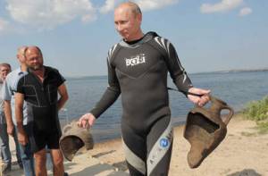Poetin 'ontdekt' twee Griekse vazen
