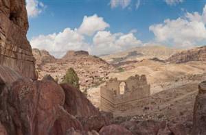 Petra: knooppunt van handelsroutes (foto Qasr al Bint, © Andreas Voegelin)