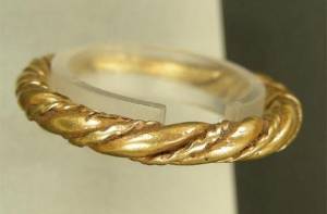 De gouden vikingring die gevonden werd door Henk Batstra. Beeld ASP Sneek