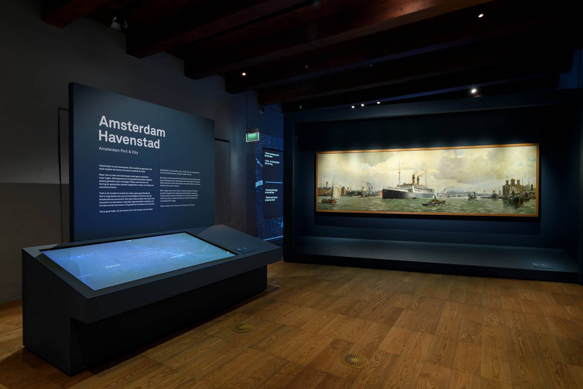 Foto uit de tentoonstelling Amsterdam Havenstad, verschillende schilderijen