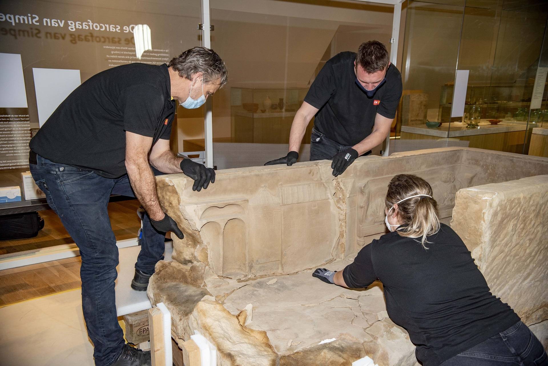 Restaurateurs verwijderen fragmenten uit de sarcofaag