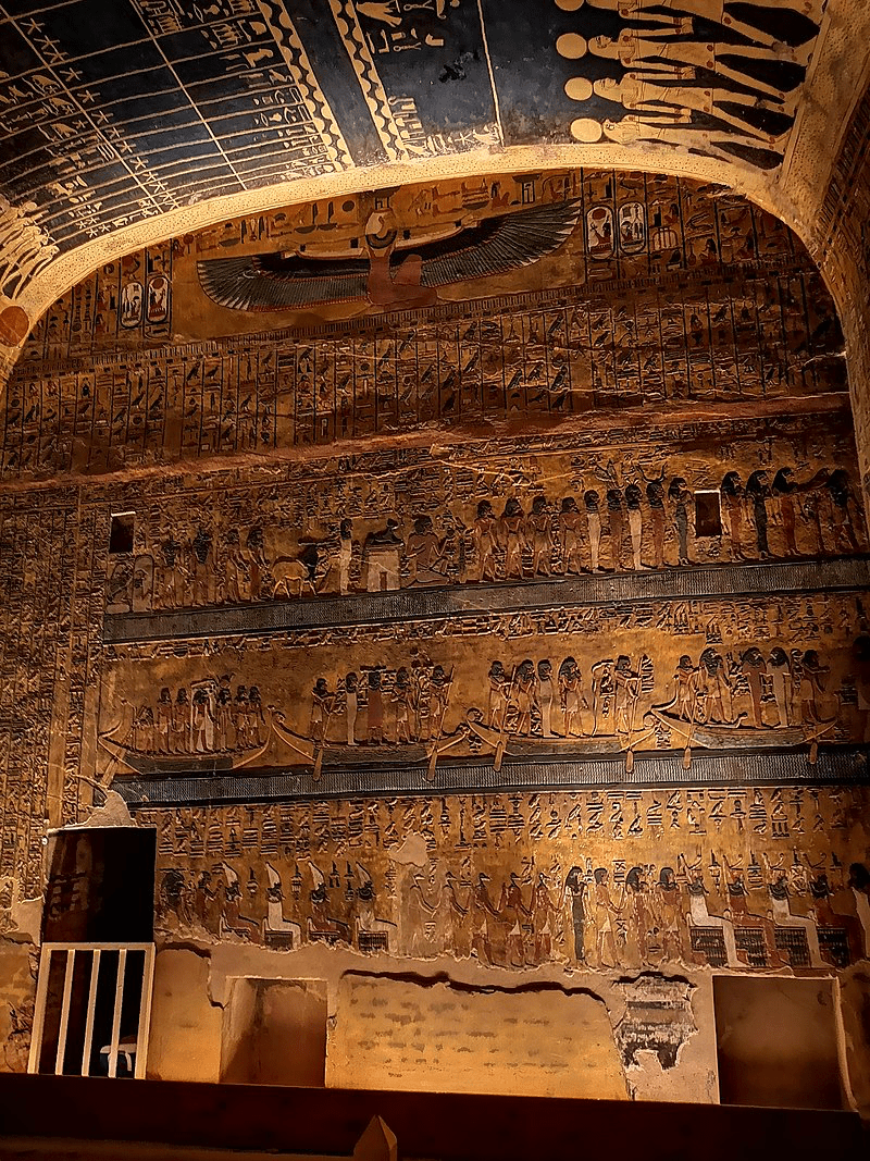 Een rijkgedecoreerde muur in de grafkamer van Seti I