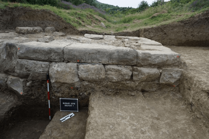 Een van de stenen muren gevonden in 2018
