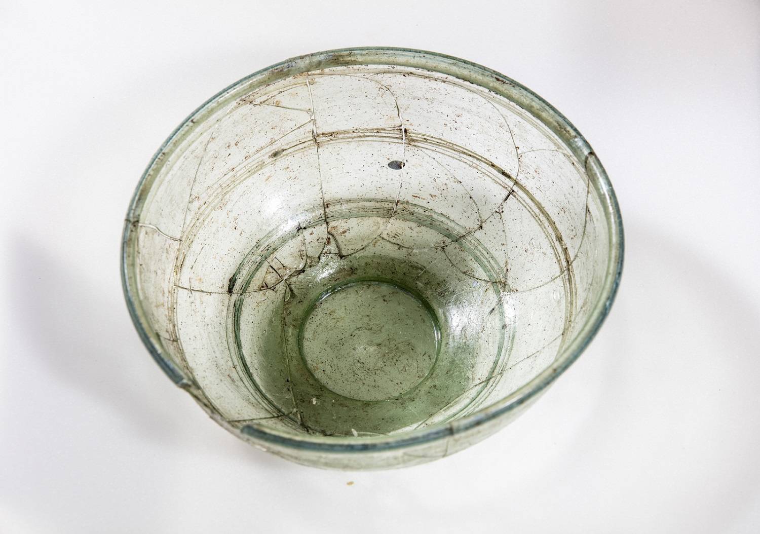 De gevonden glazen kom, waarschijnlijk afkomstig uit het begin van de 5e eeuw